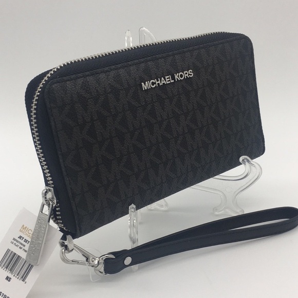 Michael Kors Handbags - Michael Kors Jet Set Travel Phone Wallet Wristlet